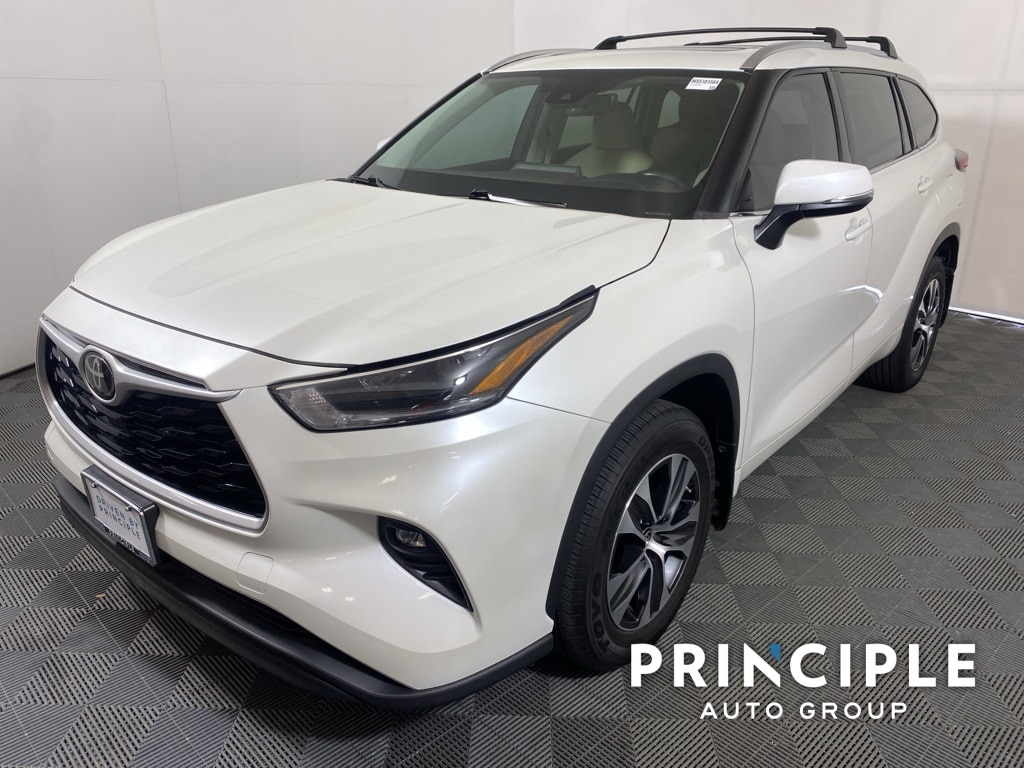 Used 2021 Toyota Highlander XLE with VIN 5TDGZRAH0MS518156 for sale in San Antonio, TX