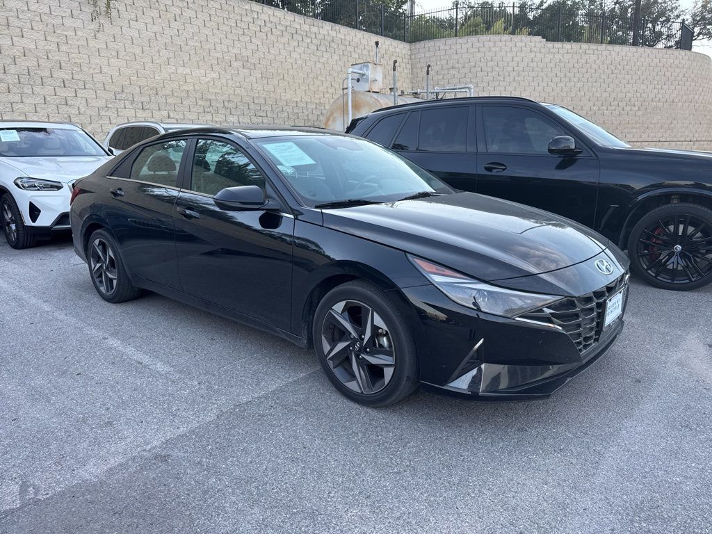 2022 Hyundai Elantra SEL photo 2