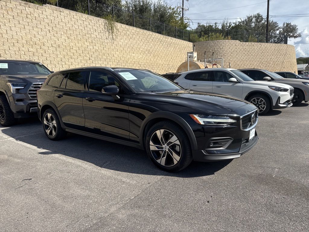 2024 Volvo V60 Cross Country B5 Plus photo 2