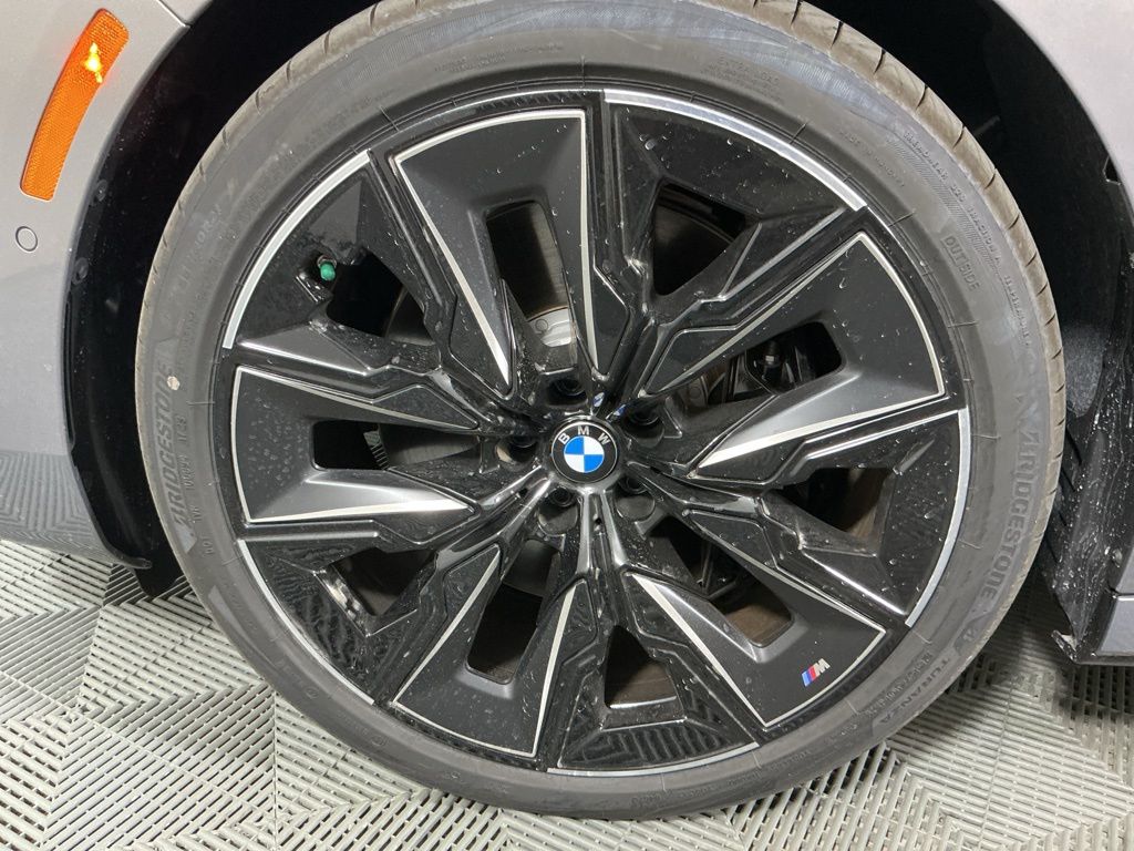 2025 BMW 7 Series 760i - Photo 8