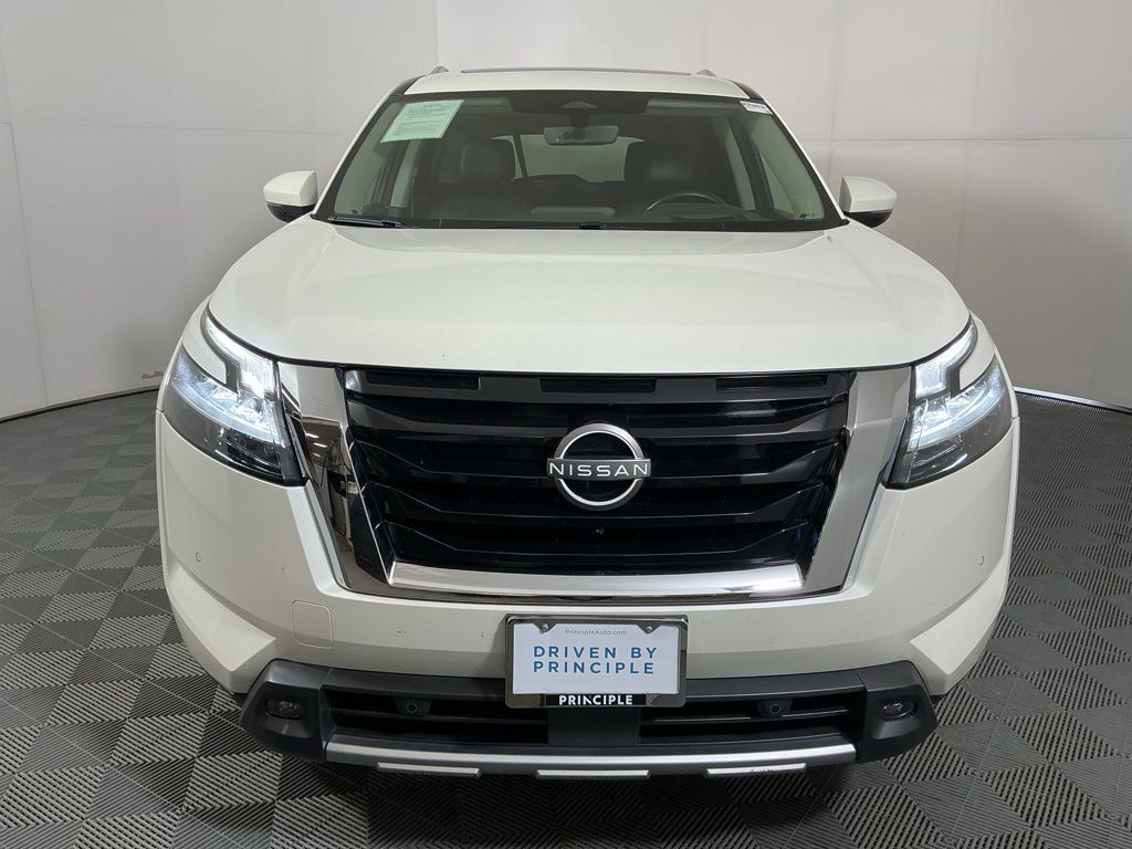 2023 Nissan Pathfinder Platinum photo 2
