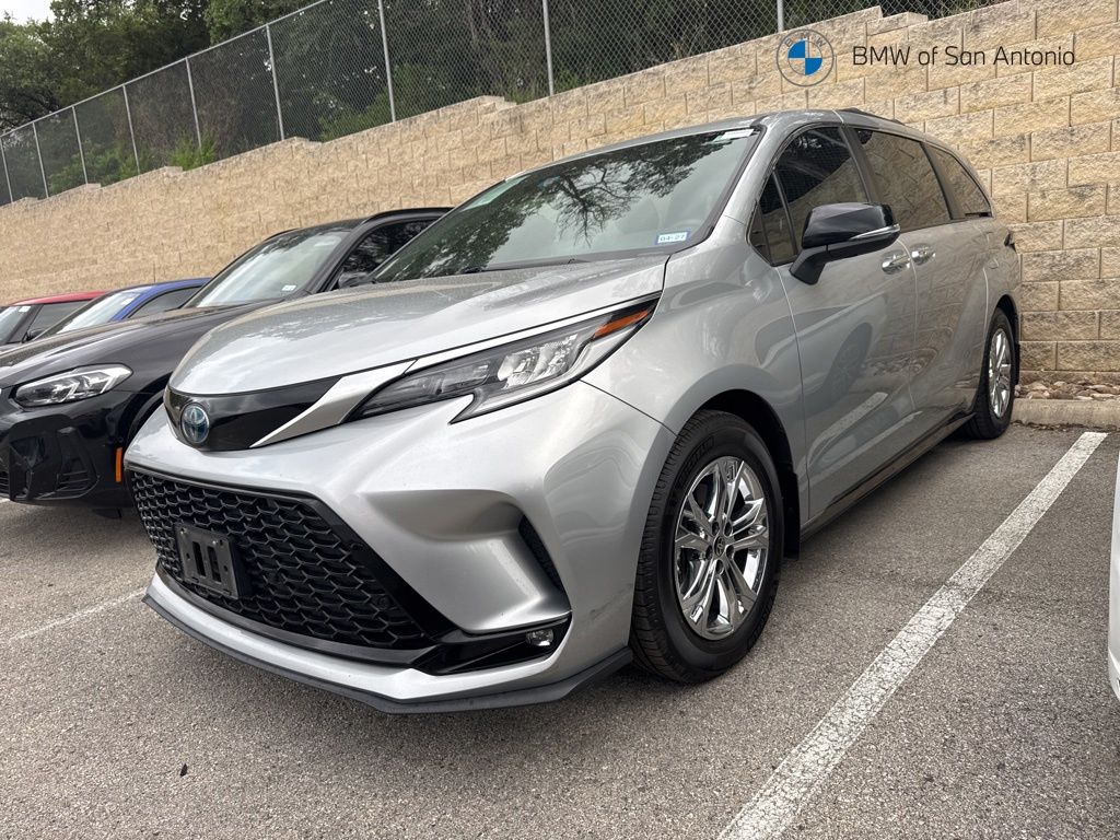 2023 Toyota Sienna XSE 25th Anniversary Hybrid AWD's photo