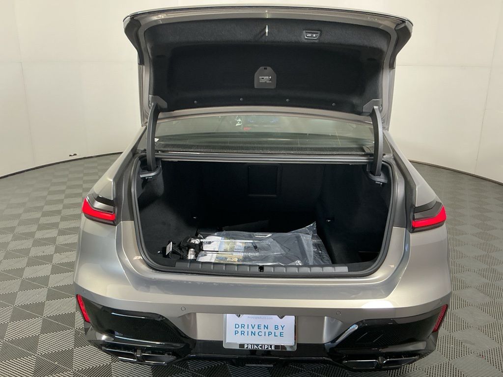 2025 BMW 7 Series 760i - Photo 6