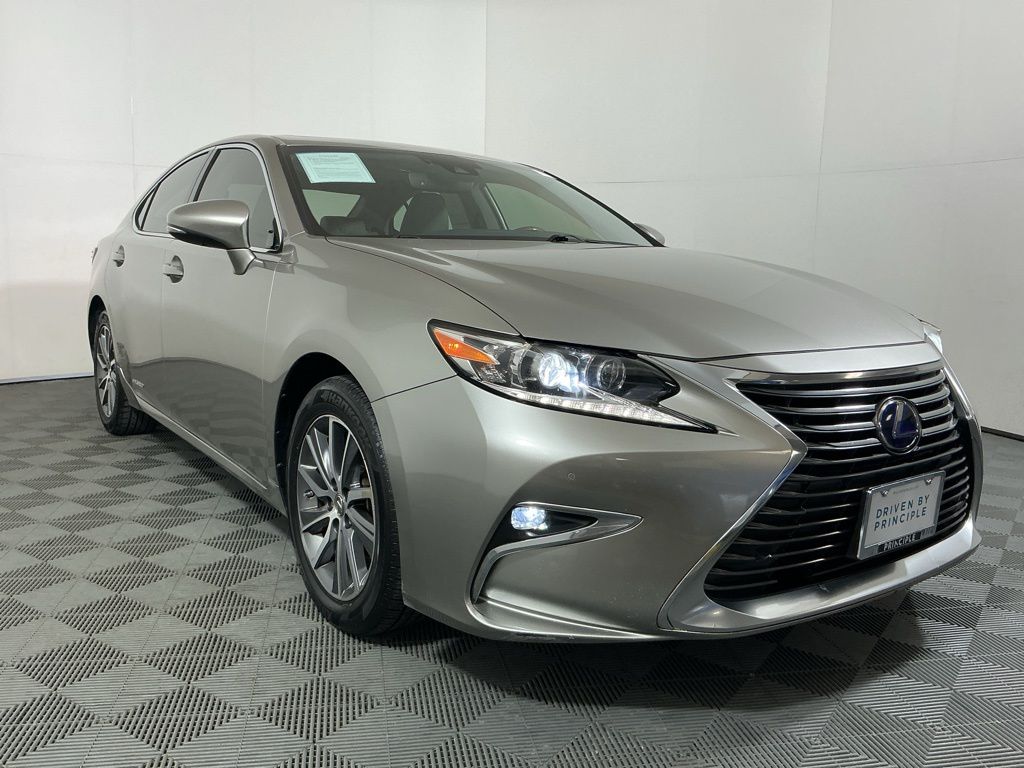 2017 Lexus ES 300h photo 3
