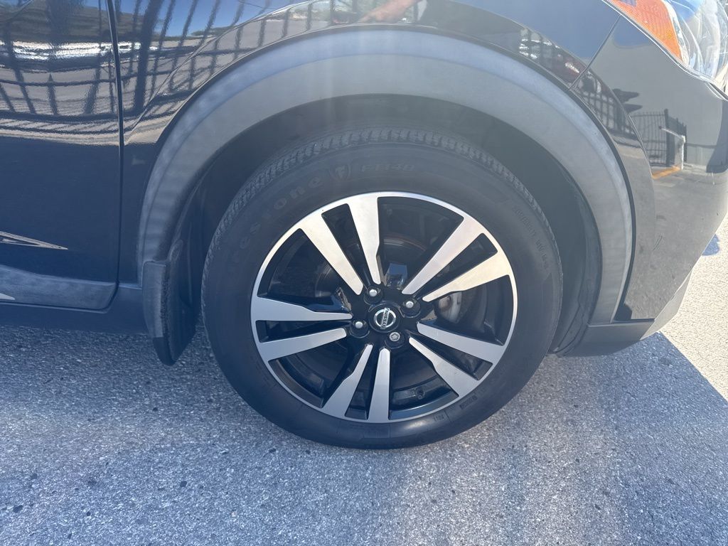 2020 Nissan Kicks SR photo 2