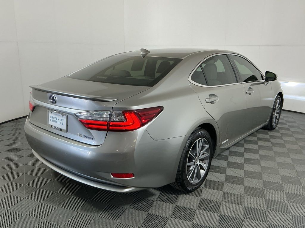 2017 Lexus ES 300h photo 4