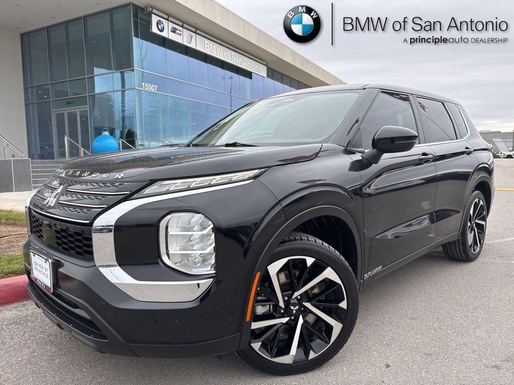 2022 Mitsubishi Outlander ES's photo