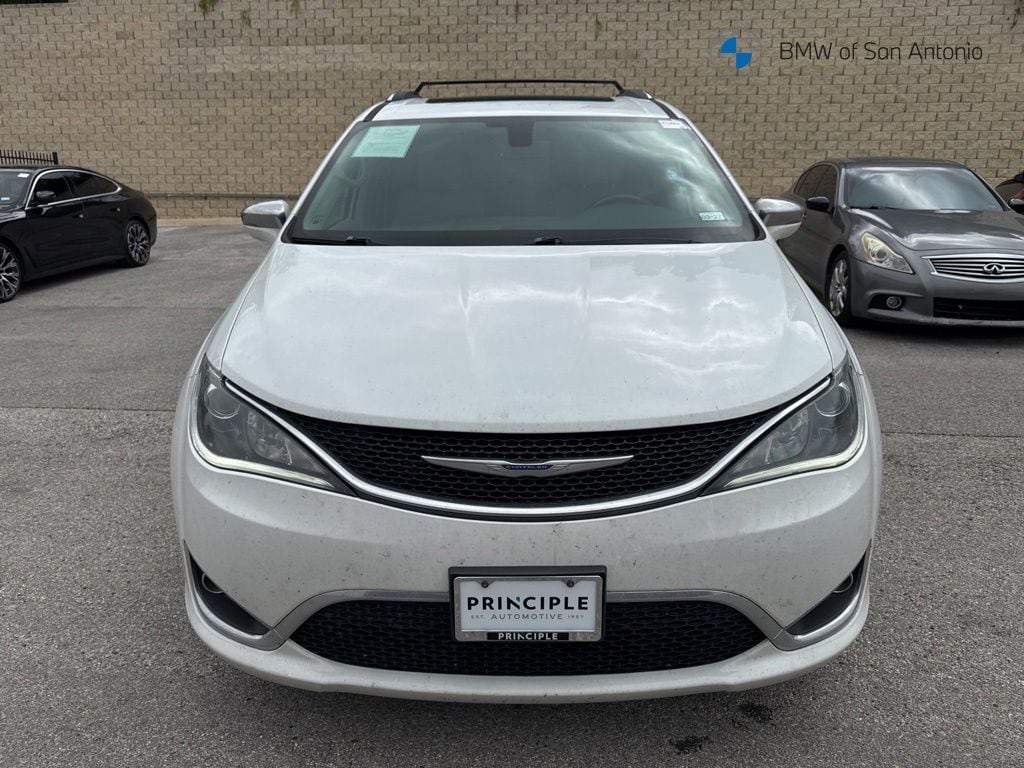 2020 Chrysler Pacifica Limited's photo