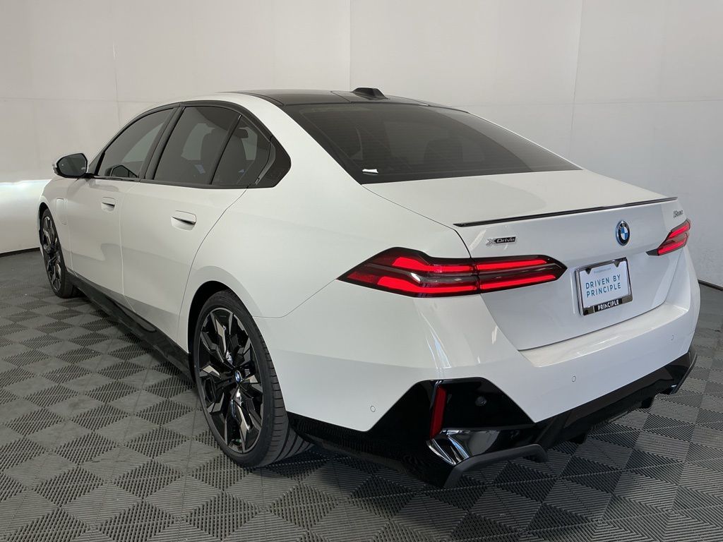 2026 Bmw 550e xDrive photo 4