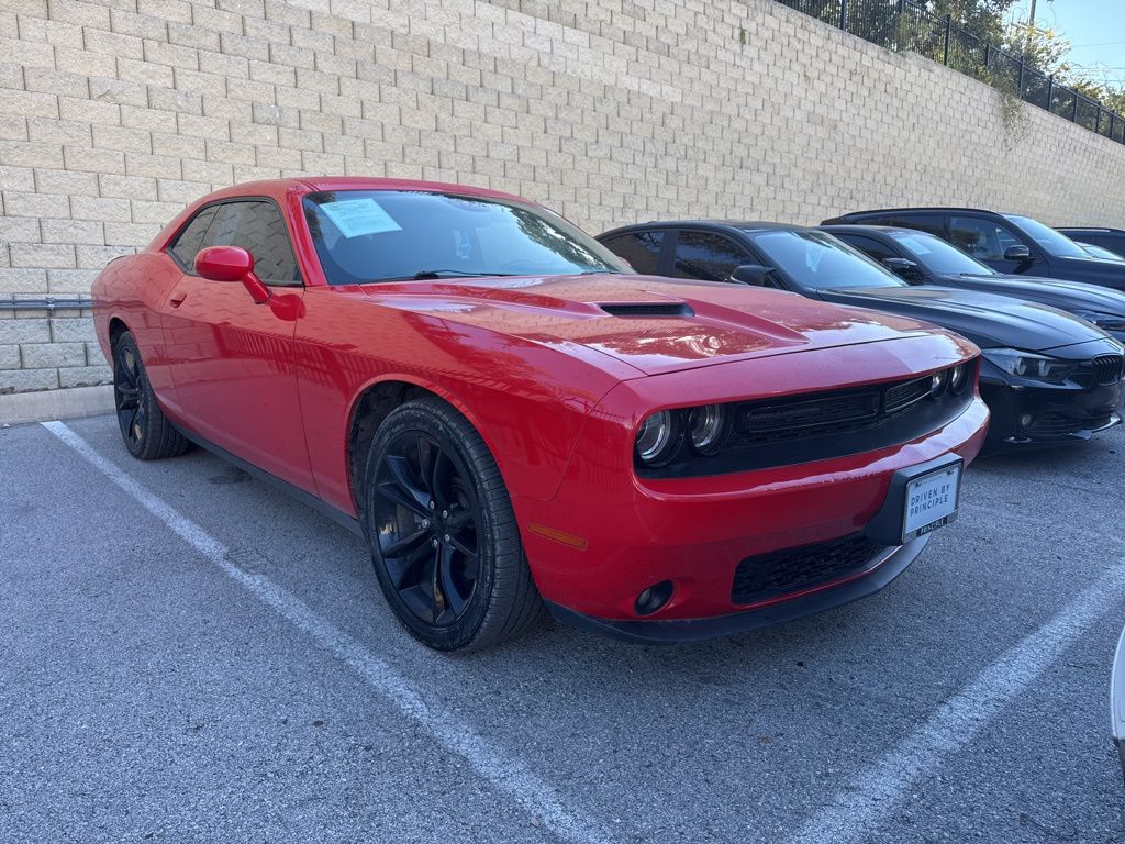 2016 Dodge Challenger SXT photo 2