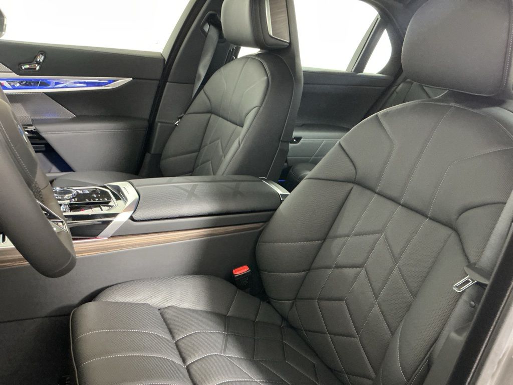 2025 BMW 7 Series 760i - Photo 21