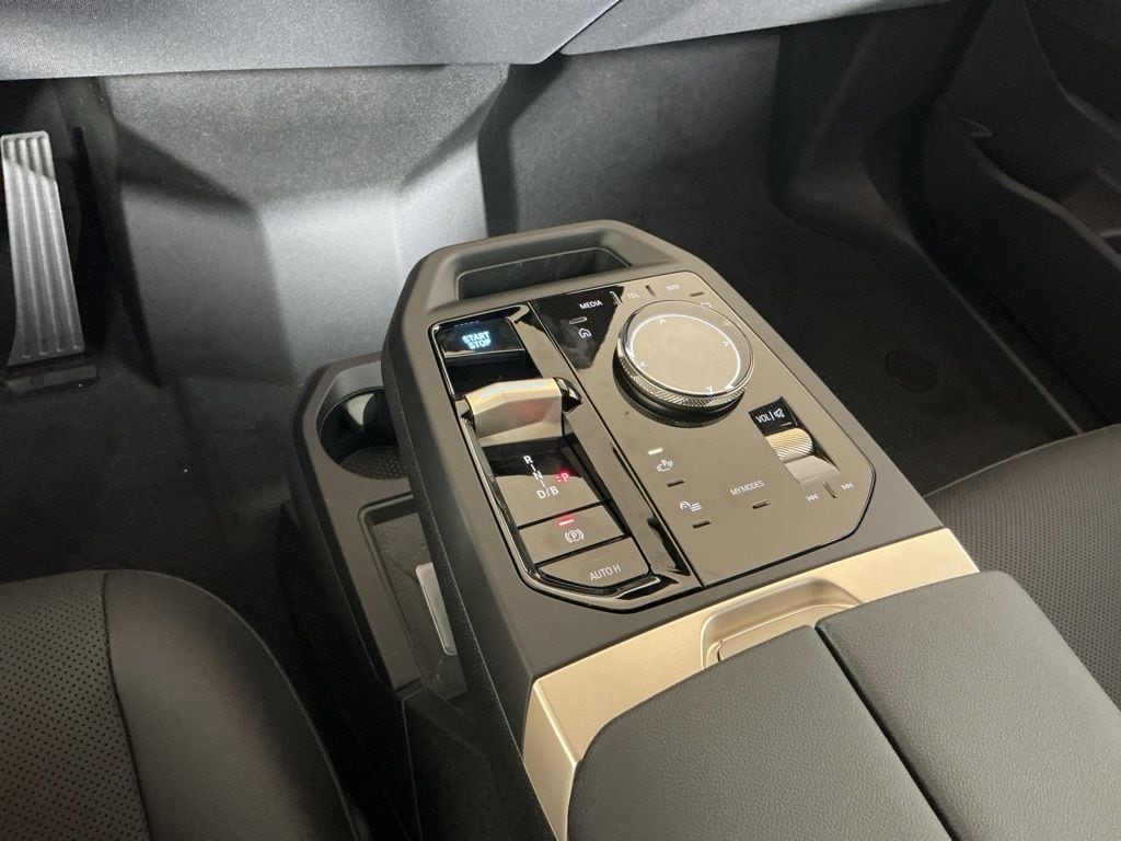 2026 BMW iX 45 - Photo 13