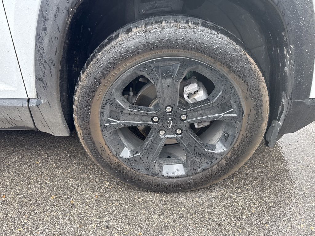 2025 Chevrolet Equinox LT photo 3