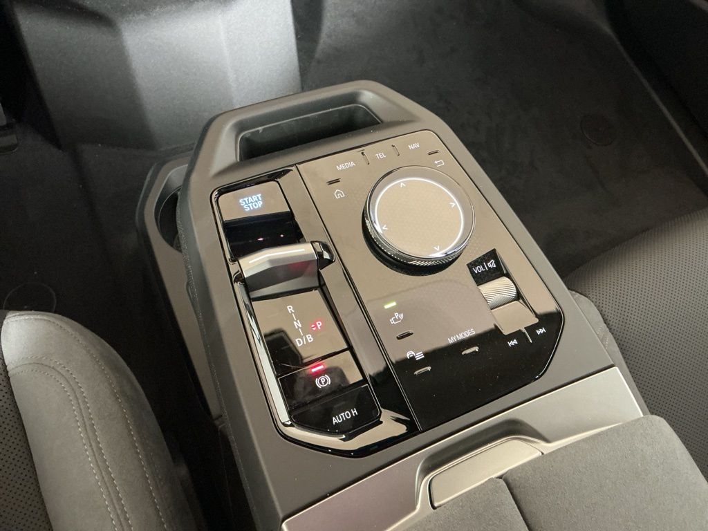 2026 BMW iX 45 - Photo 14