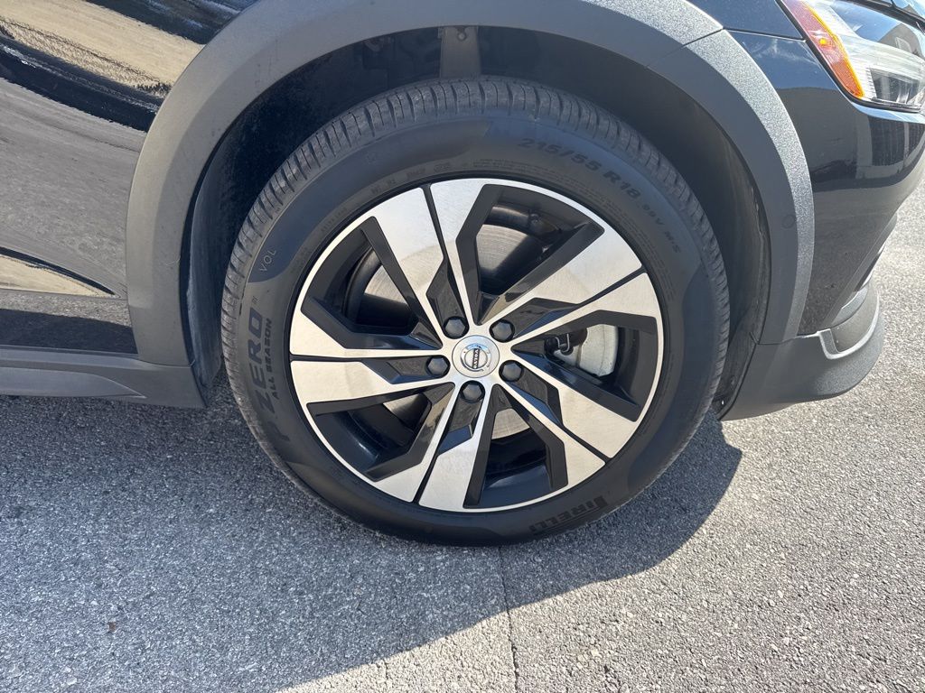 2024 Volvo V60 Cross Country B5 Plus photo 3