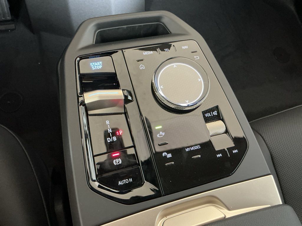 2026 BMW iX 45 - Photo 14