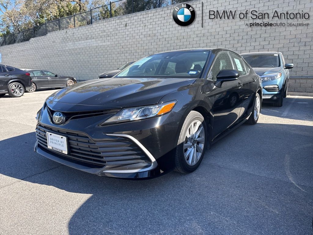 2023 Toyota Camry LE's photo