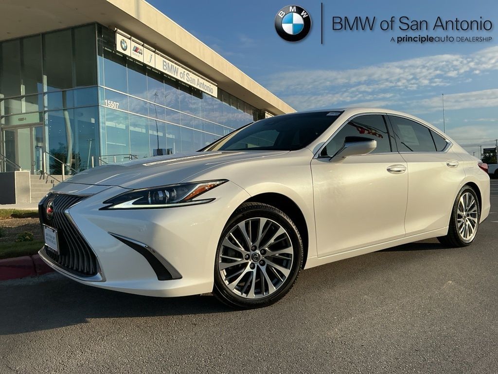 2020 Lexus ES 350's photo