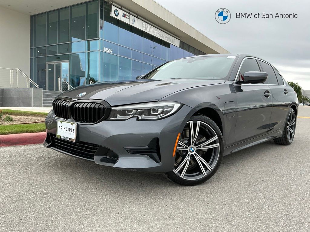 2021 BMW 3 Series 330e Sedan's photo