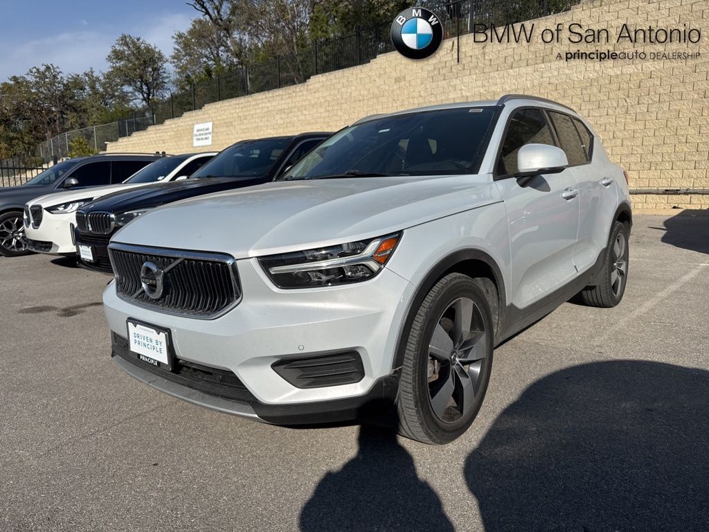 2020 Volvo XC40 Momentum