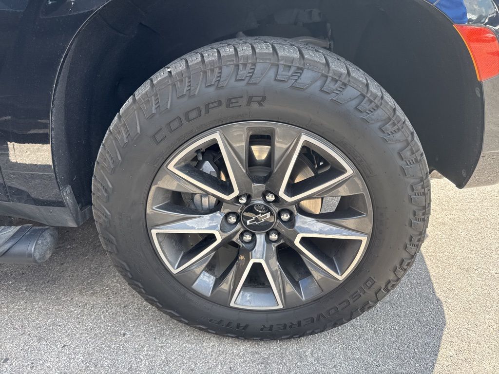2023 Chevrolet Suburban Z71 photo 3