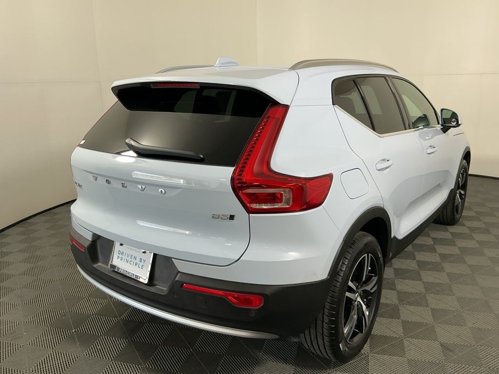 2025 Volvo XC40 Core photo 2