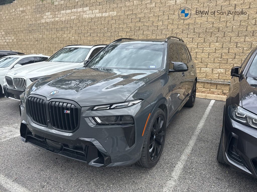 2025 BMW X7 M60i's photo