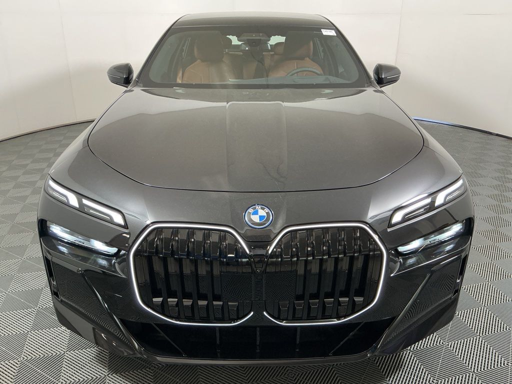 2026 Bmw 750e photo 2