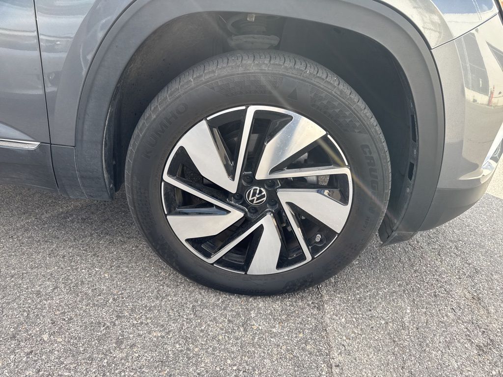 2024 Volkswagen Atlas SEL photo 3