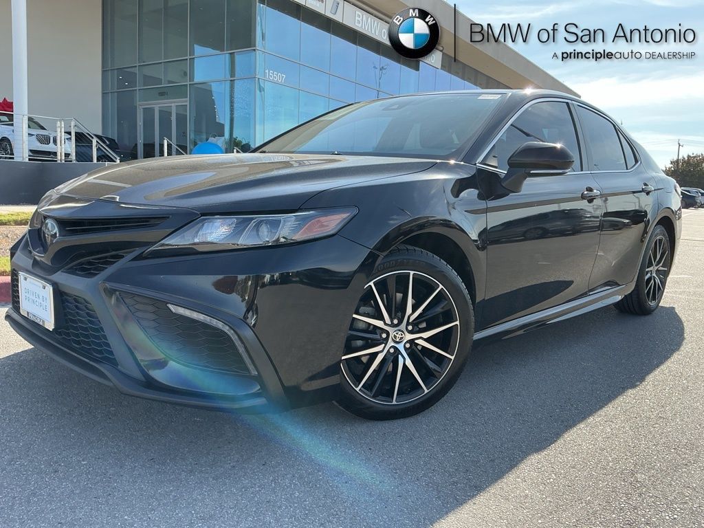 2022 Toyota Camry SE's photo