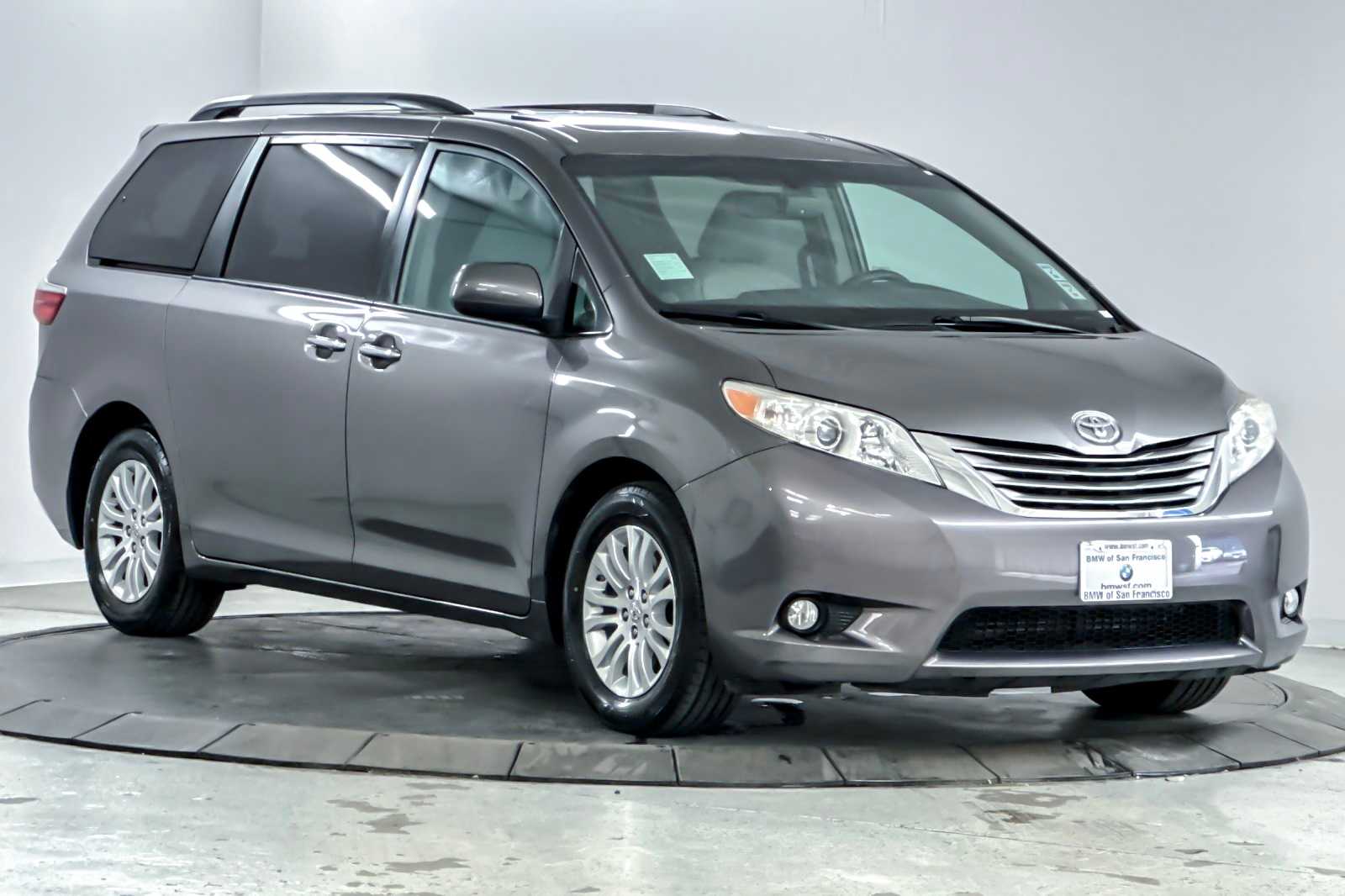 Thumbnail: 2017 Toyota Sienna - 9
