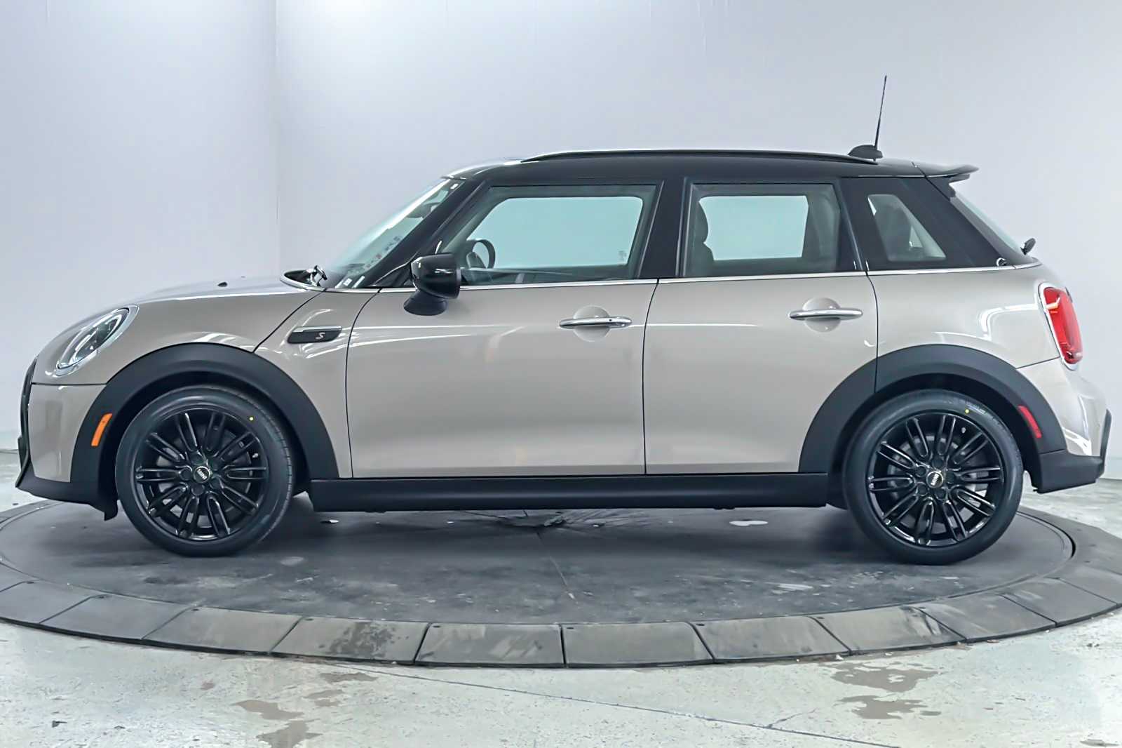 Thumbnail: 2023 MINI Cooper Hardtop - 5