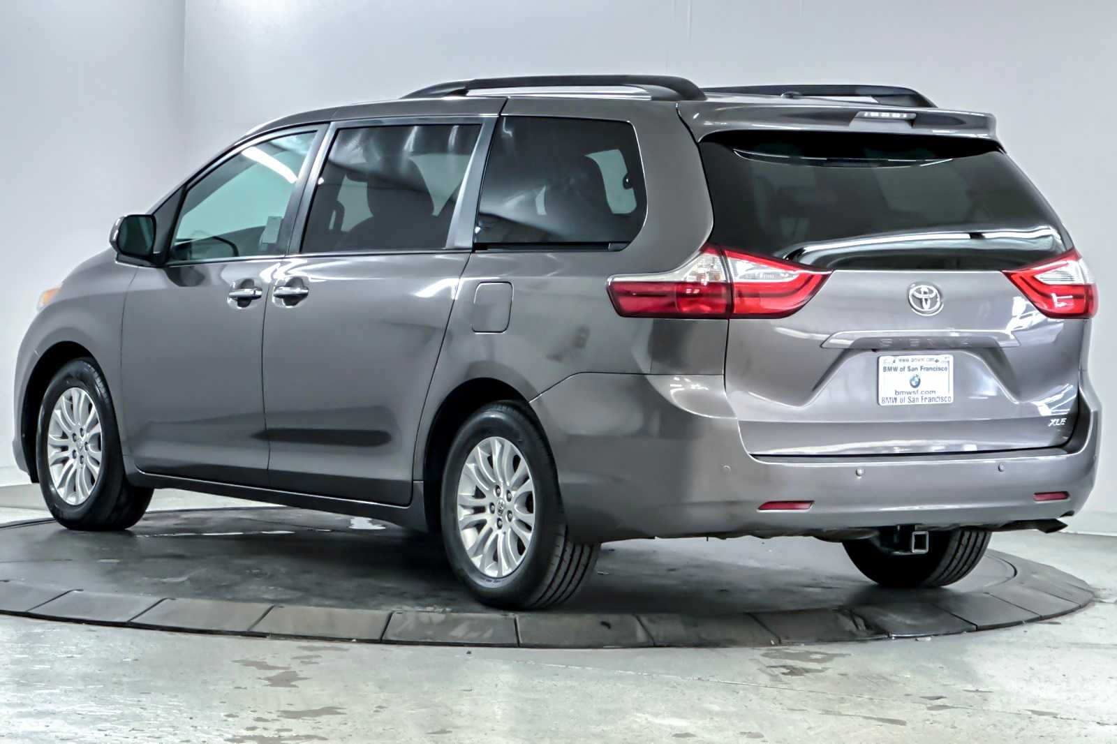 Thumbnail: 2017 Toyota Sienna - 6