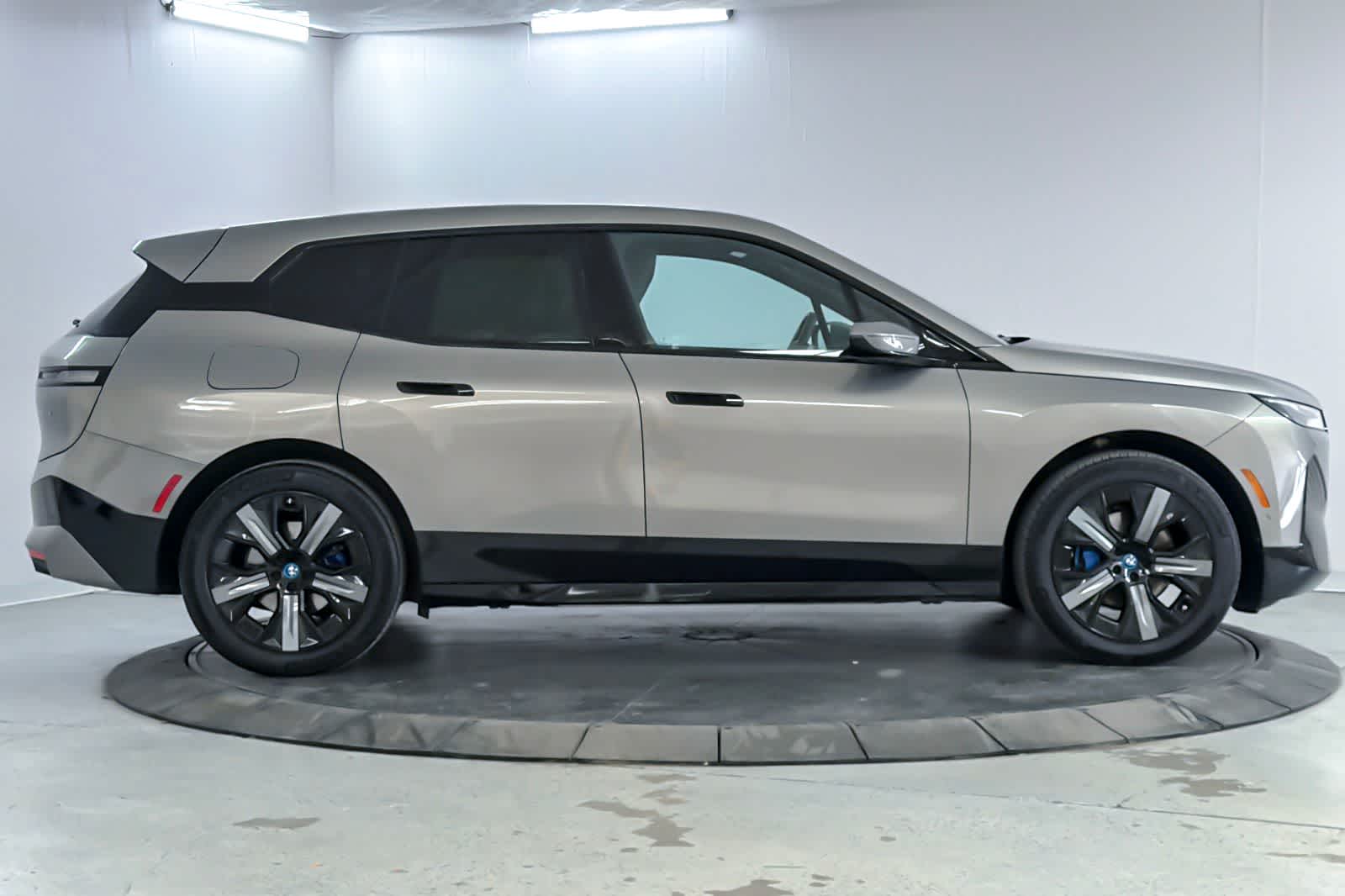 Thumbnail: 2023 BMW iX - 8