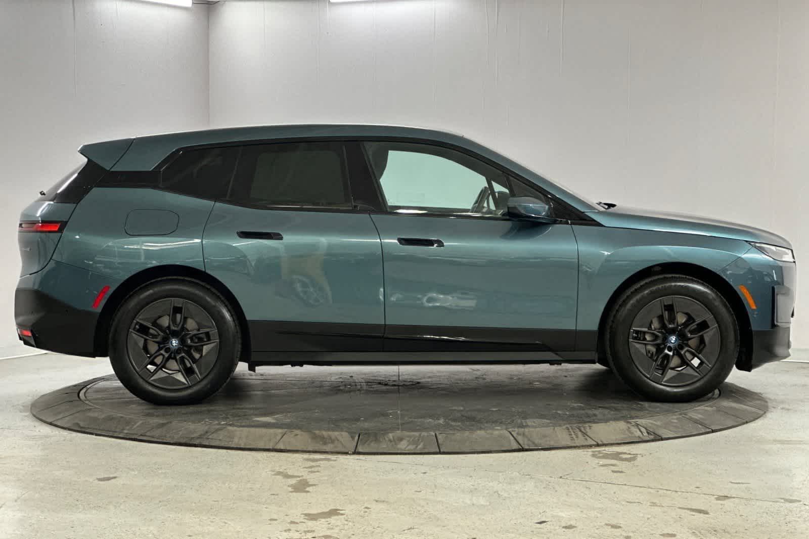 Thumbnail: 2023 BMW iX - 8