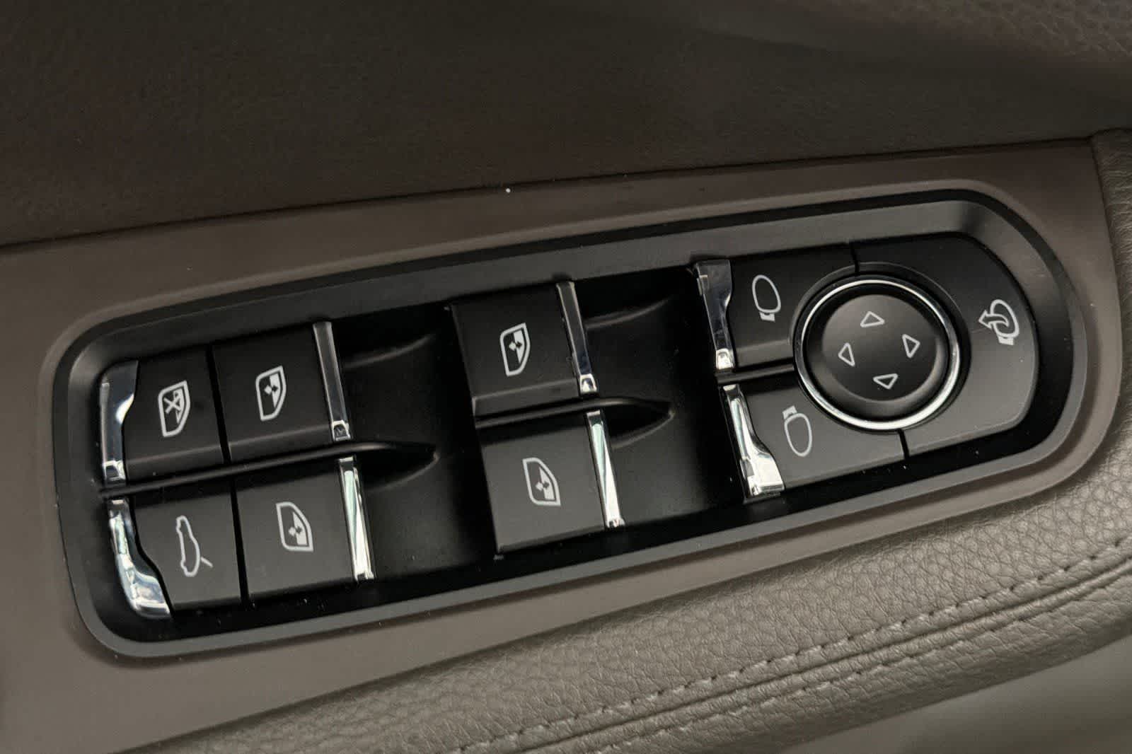 Thumbnail: 2022 Porsche Macan - 13