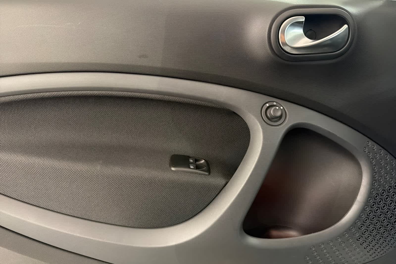 Thumbnail: 2018 smart fortwo - 11