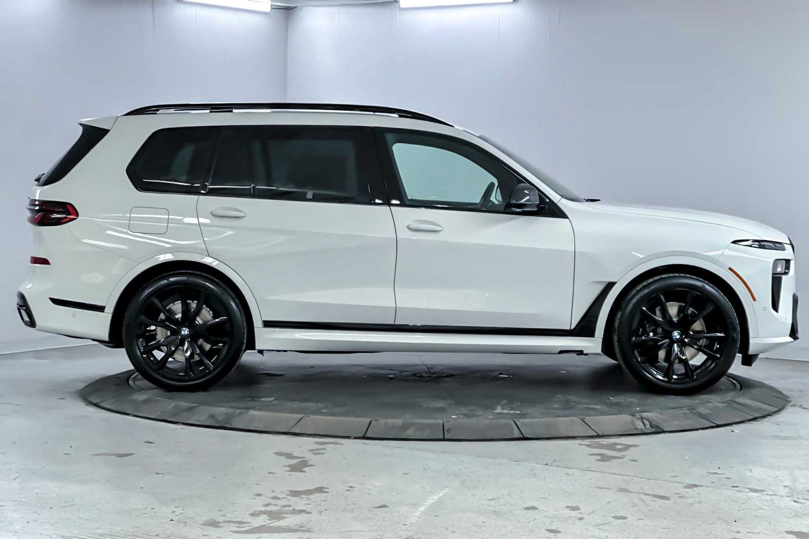 Thumbnail: 2026 BMW X7 - 8