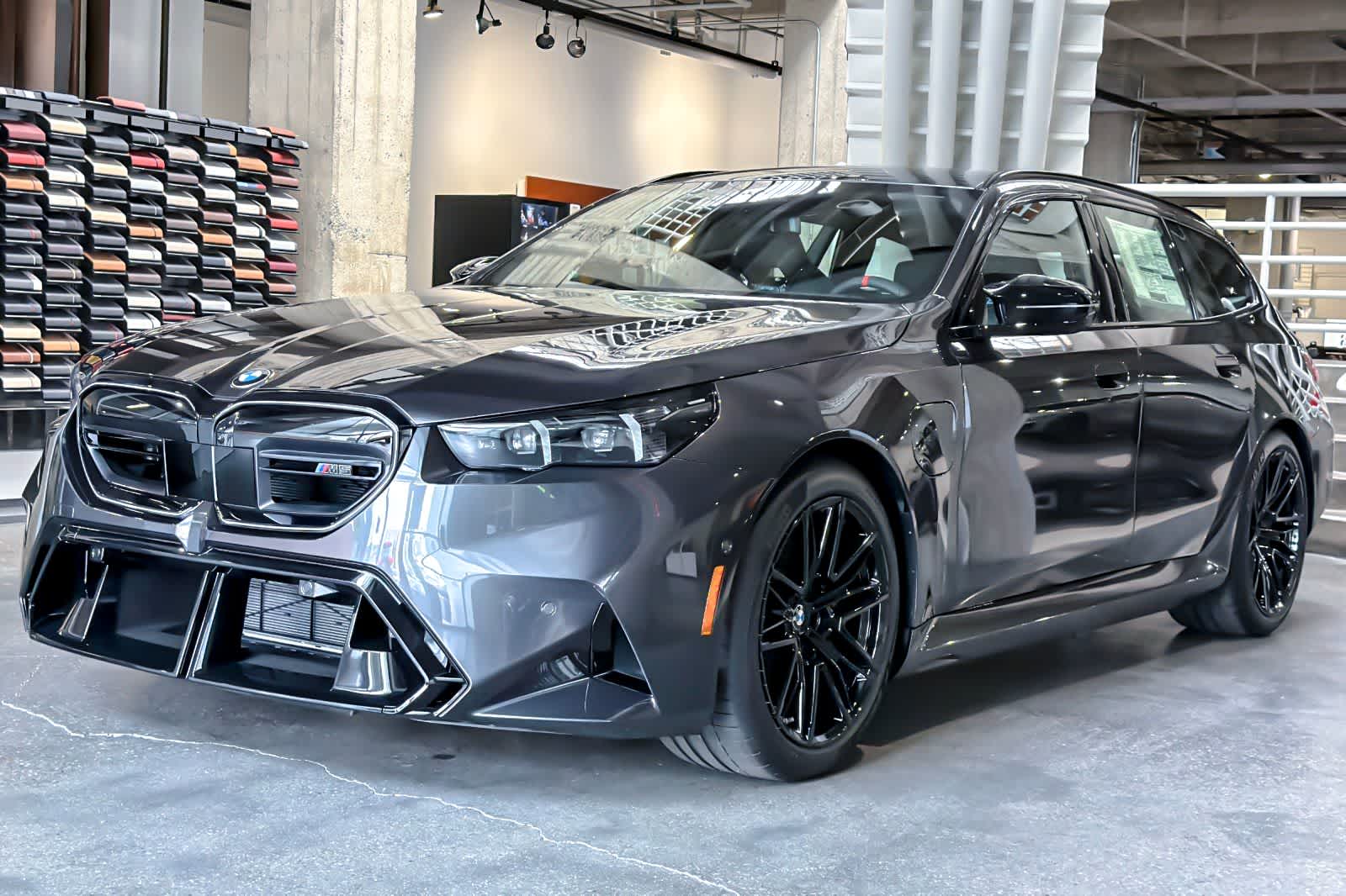 Thumbnail: 2027 BMW M5 - 1