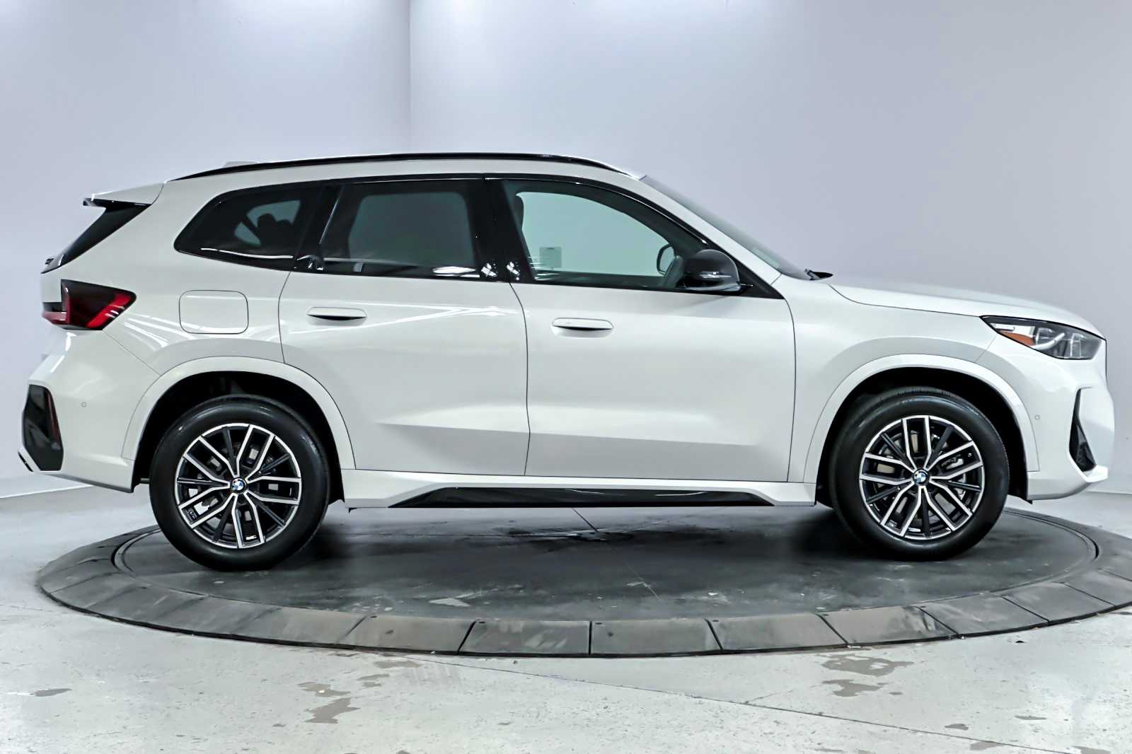 Thumbnail: 2023 BMW X1 - 8