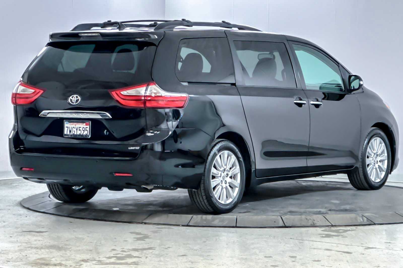 Thumbnail: 2017 Toyota Sienna - 2