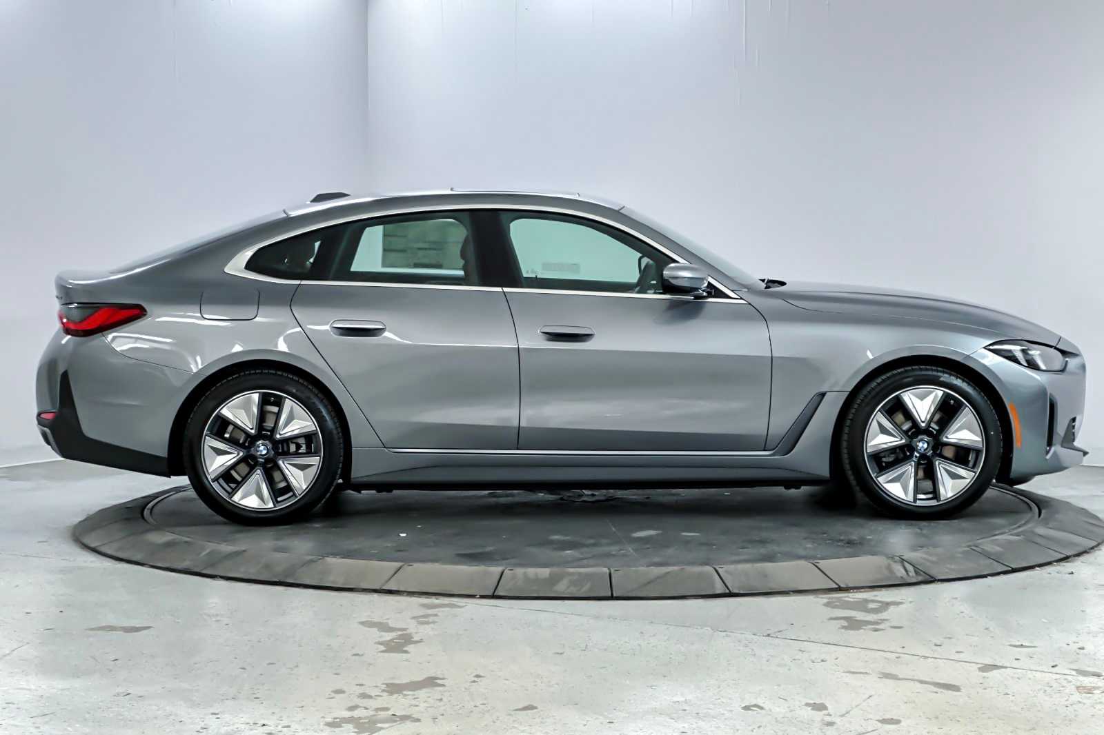 Thumbnail: 2025 BMW i4 - 8