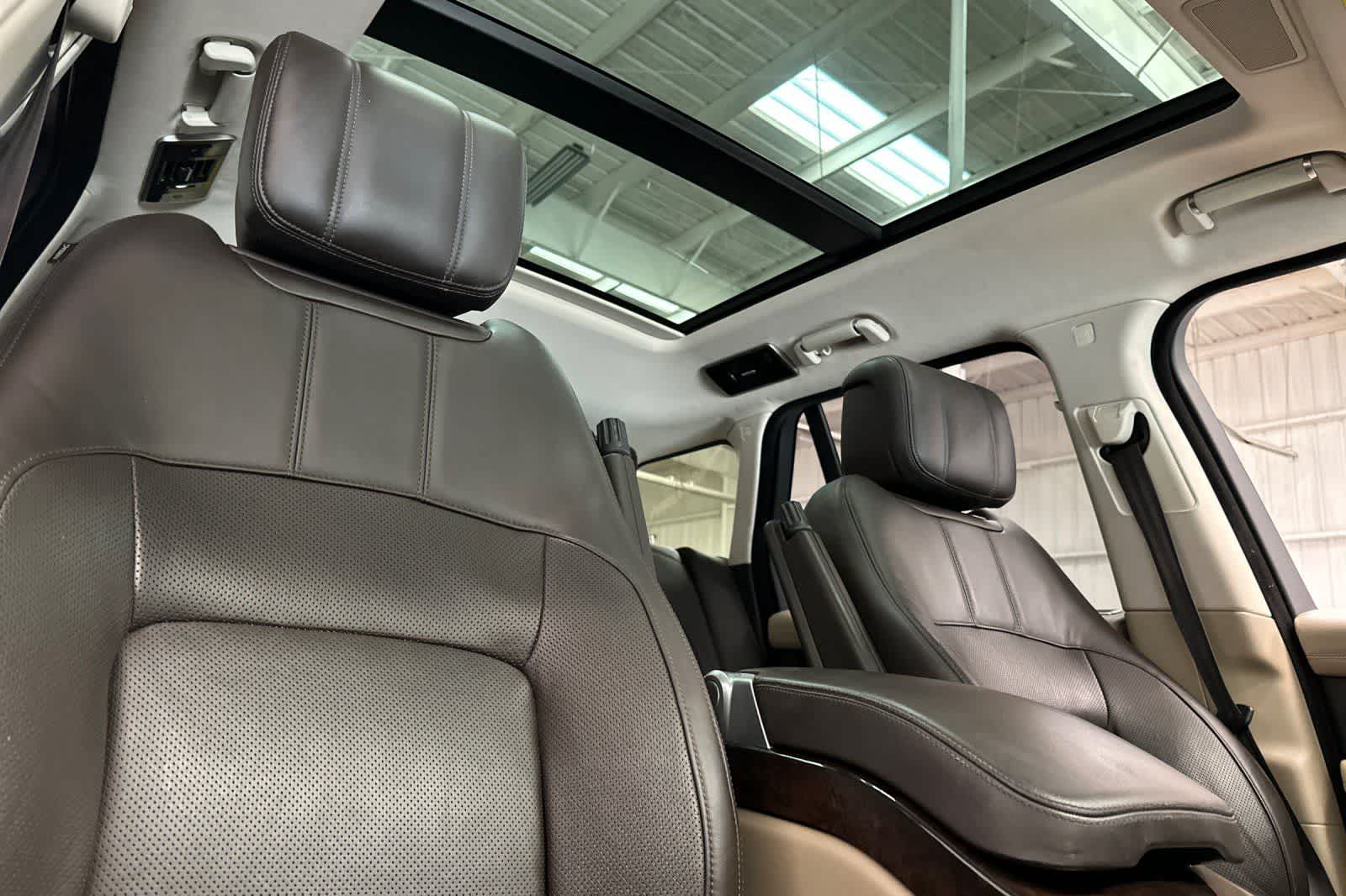 Thumbnail: 2020 Land Rover Range Rover - 17