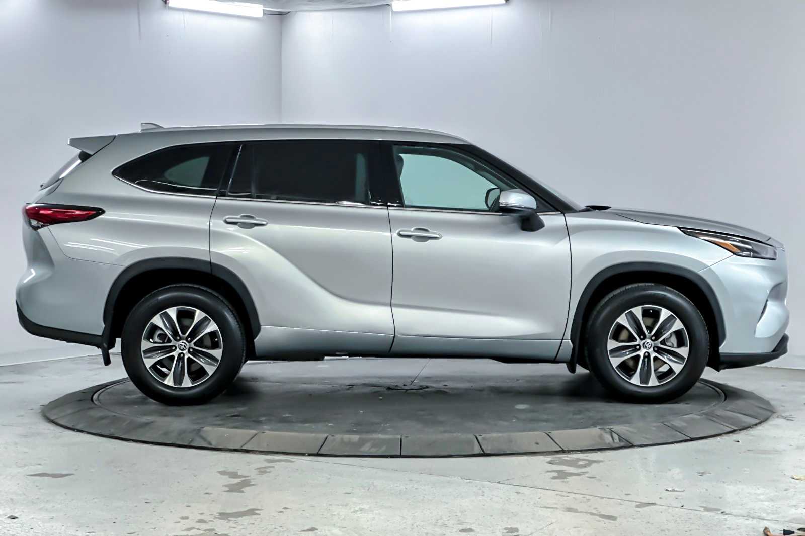 Thumbnail: 2022 Toyota Highlander - 8