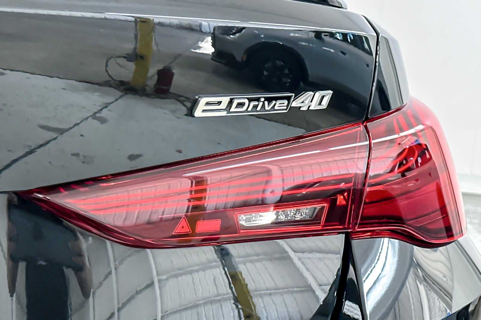 Thumbnail: 2025 BMW i4 - 25