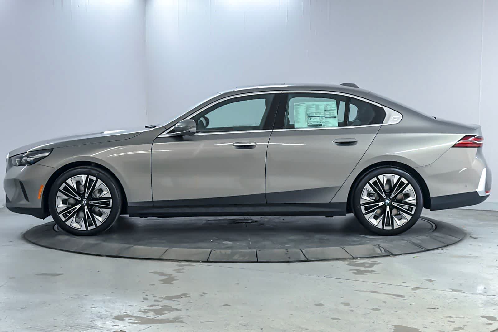 Thumbnail: 2026 BMW 5 Series - 5