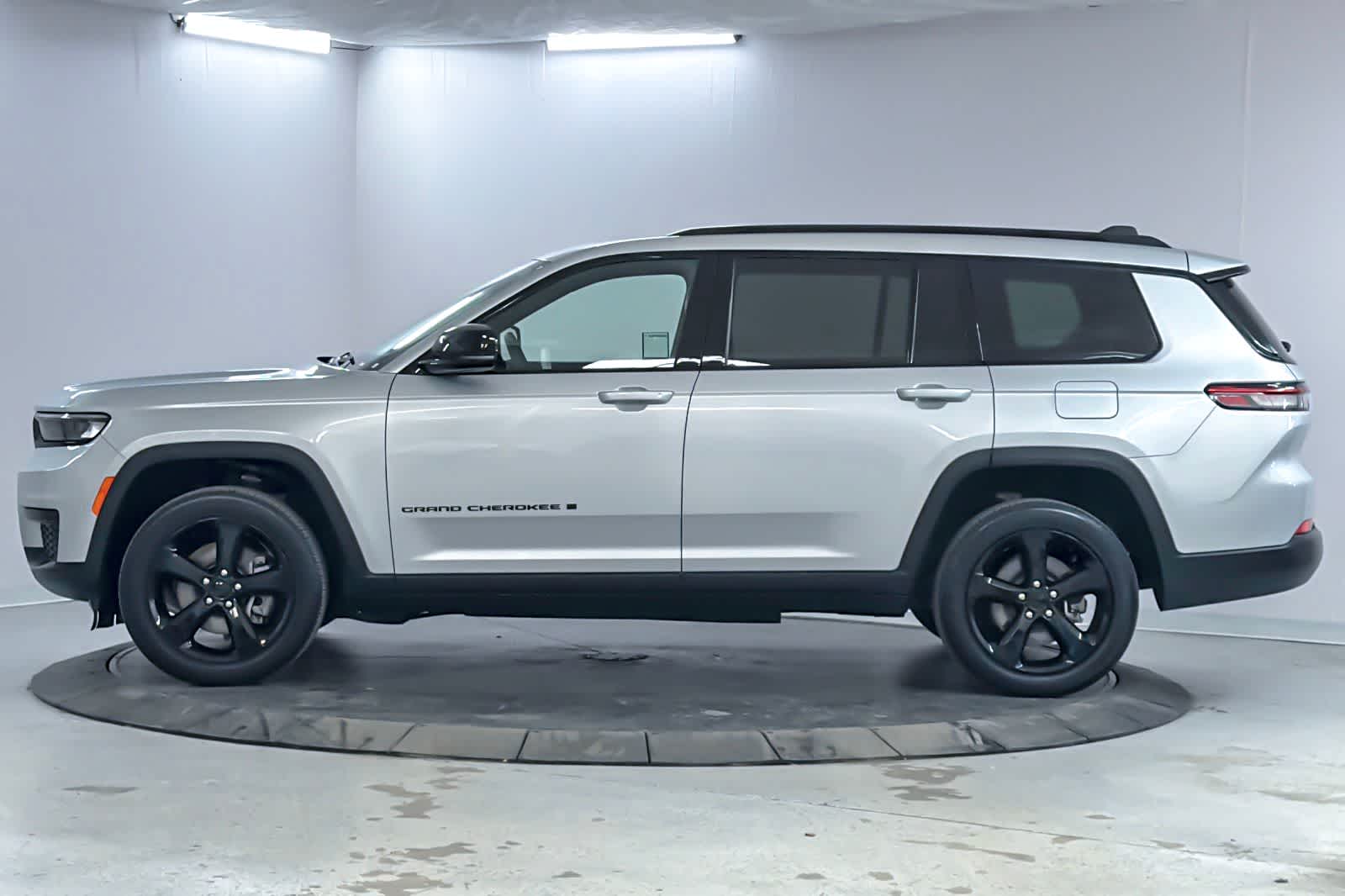 Thumbnail: 2023 Jeep Grand Cherokee L - 5