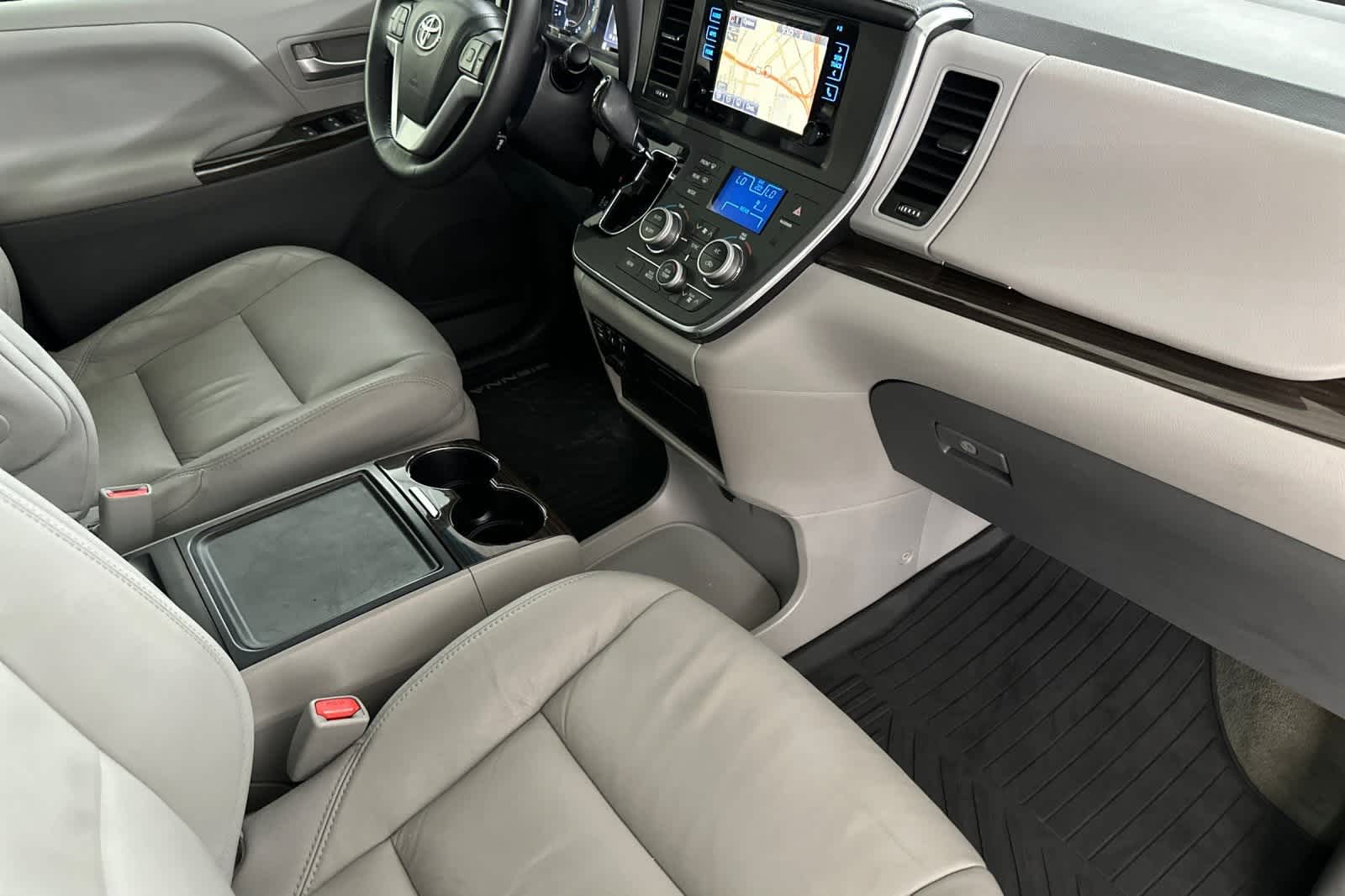 Thumbnail: 2017 Toyota Sienna - 16