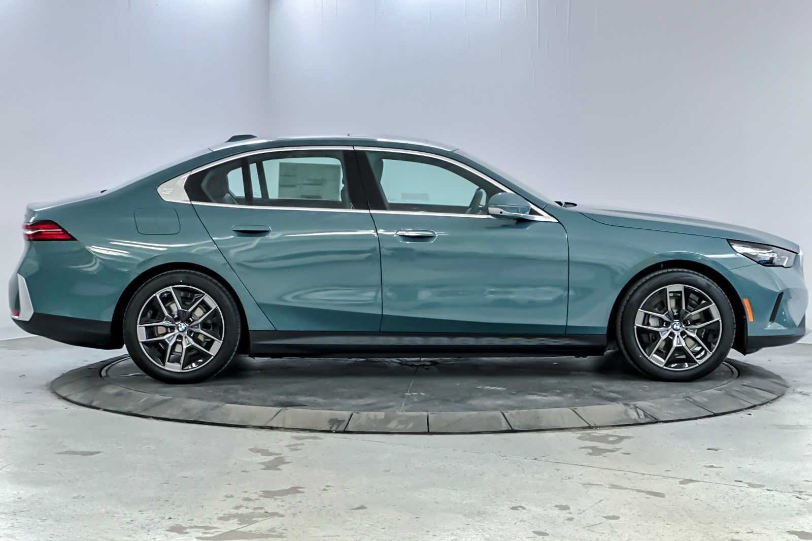 Thumbnail: 2026 BMW i5 - 8