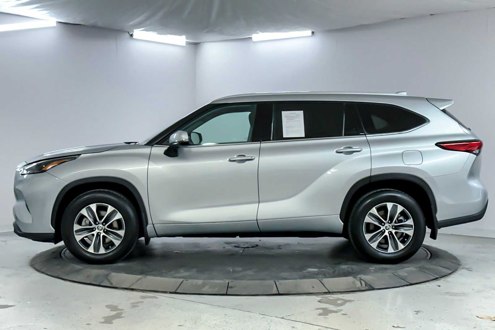 Thumbnail: 2022 Toyota Highlander - 5